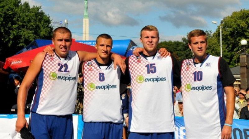 Pirmie Latvijas čempioni 3x3 basketbolā BK Jelgava: Kristaps Kanbergs (otrais no kreisās) centīsies aizstāvēt titulu, cīnoties kopā ar jauniem partneriem.
Foto: Romualds Vambuts