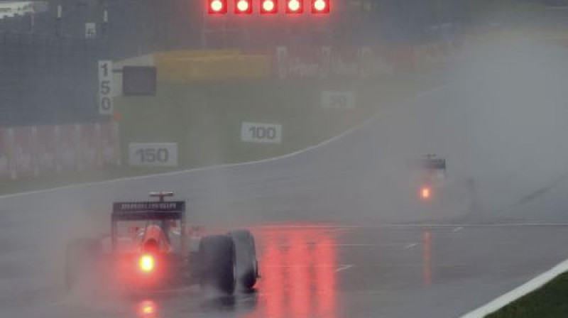 2012. gada F1 sezona tās pilotus nepārstāj ''priecēt'' ar lietainiem laika apstākļiem
Foto: Scanpix