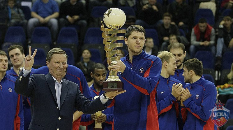 Viktors Hrjapa saņem Gomeļska kausu
Foto: cskabasket.com