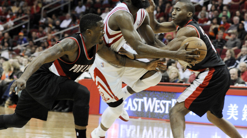 Džeimss Hārdens (centrā) cenšas apspēlēt "Trail Blazers" spēlētājus
Foto: AP/Scanpix