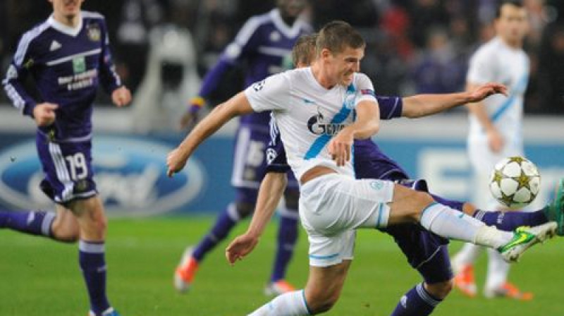 Igors Deņisovs cīņā ar "Anderlecht" spēlētāju
Foto: AFP/Scanpix