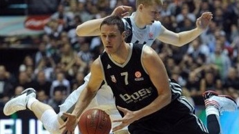 Dāvis Bertāns cīņā pret slovēņu uzbrucēju Bostjanu Nahbaru
Foto: AFP/Scanpix