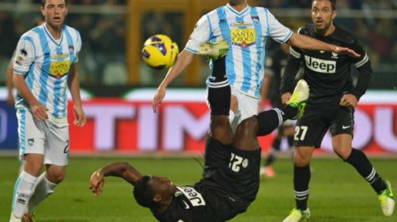 Kvadvo Asamoa ("Juventus") kritienā raida bumbu vārtos.
Foto: AFP/Scanpix