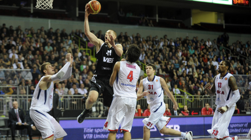 Donatas Zavackas spēlē pret Maskavas CSKA
Foto: Romāns Kokšarovs, "Sporta Avīze", f64