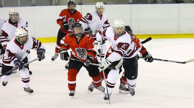 Latvijas hokejistes spēlē pret Austriju
Foto: IIHF