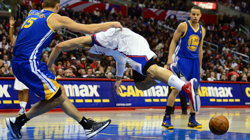 Andris Biedriņš cīņā ar Bleiku Grifinu 
Foto: AFP/Scanpix