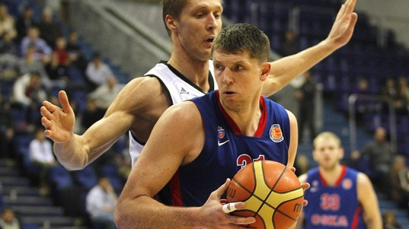 CSKA kapteinis Viktors Hrjapa mājas spēlē pret VEF izcēlās ar pirmo "triple-double" VTB līgas vēsturē: 10 punkti, 13 atlēkušās bumbas, 10 rezultatīvas piespēles!
Foto: www.cskabasket.com