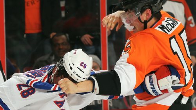 Kā jau pierasts, Filadelfijas "Flyers" un Ņujorkas "Rangers" spēlē netrūka kautiņu
Foto: AFP/Scanpix