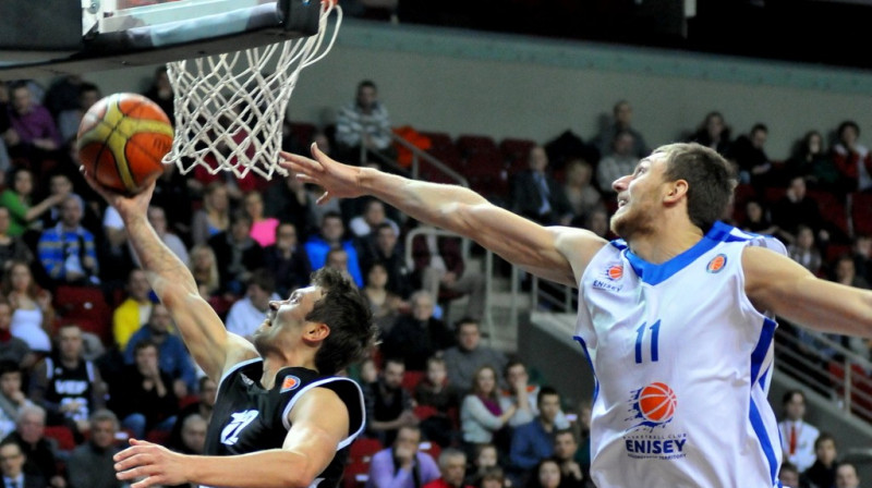 Kristaps Janičenoks noslēdz uzbrukumu 
Foto: Romualds Vambuts