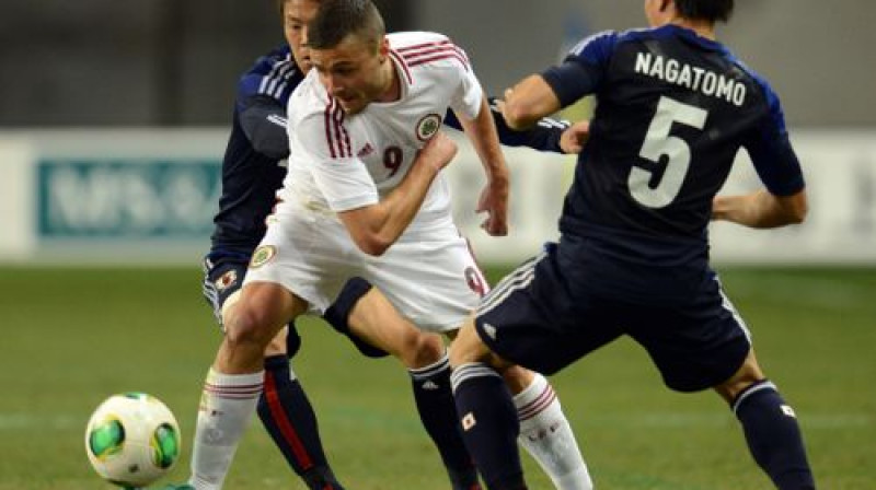 Māris Verpakovskis pret diviem Japānas izlases spēlētājiem
Foto: AFP/Scanpix