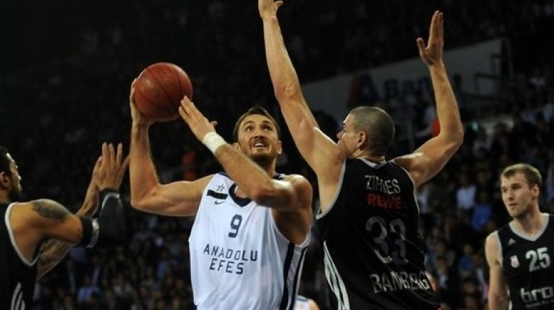 "Anadolu Efes" centra spēlētājs Semihs Erdens (#9)
Foto: AFP/Scanpix