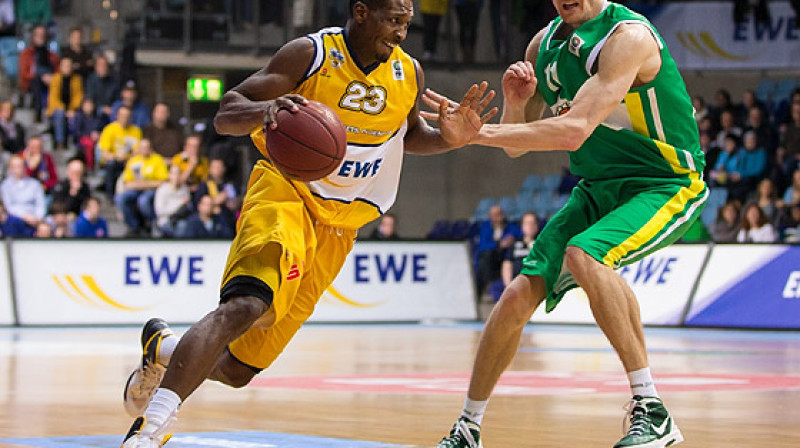 Rikijs Poldings (pa kreisi) ar 24 punktiem bija rezultatīvākais "EWE Baskets" uzvarā.
Foto: FIBA Europe