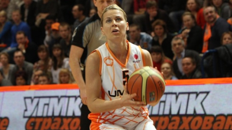 Anete Jēkabsone-Žogota spēlē pret "Bourges Basket"
Foto: www.basket.ugmk.com