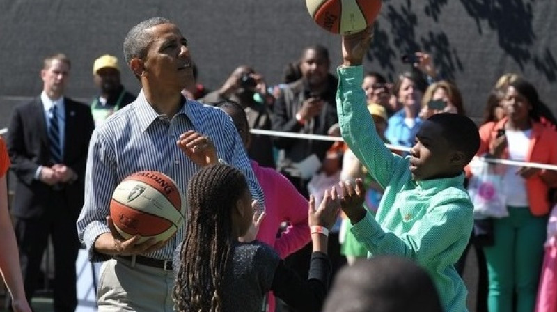 ASV prezidents Baraks Obama spēlē basketbolu ar bērniem
Foto: AFP/Scanpix