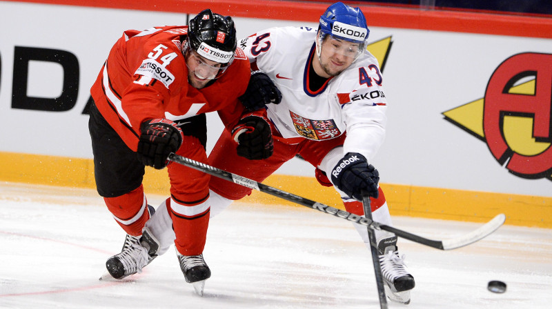 Šveices valstsvienības aizsargs Filips Furers (pa kreisi) cīņā ar Čehijas izlases hokejistu Janu Kovāržu
Foto: AFP/Scanpix