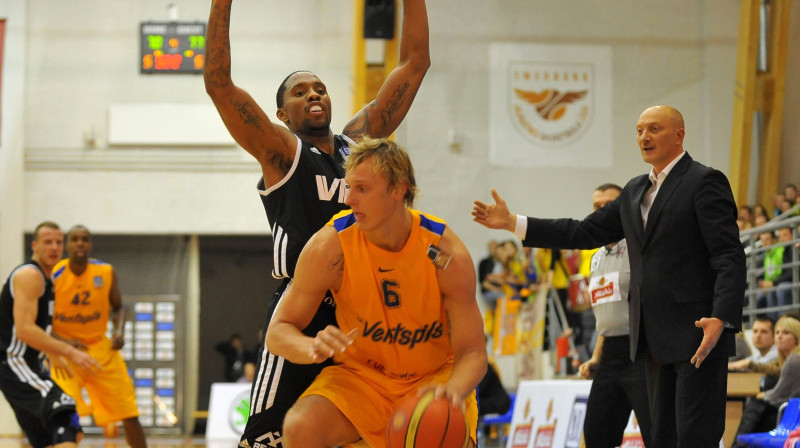 Ērls Roulends (VEF Rīga) un Jānis Timma (BK Ventspils): divcīņa par Latvijas zeltu turpināsies ceturtdien, 23.maijā.
Foto: bkventspils.lv