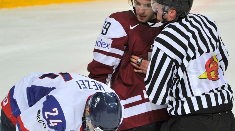 Zemgus Girgensons mirkli pēc sitiena izdarīšanas 
Foto: Romāns Kokšarovs, Sporta Avīze, f64