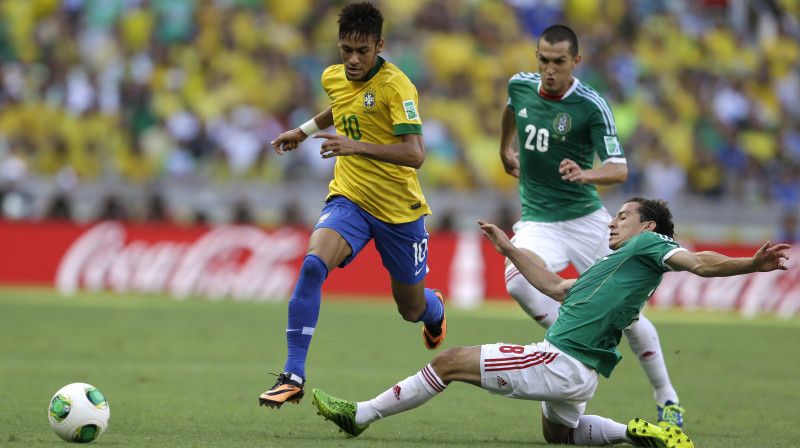 Neimārs cīņā ar Meksikas izlases futbolistiem
Foto: AP/Scanpix