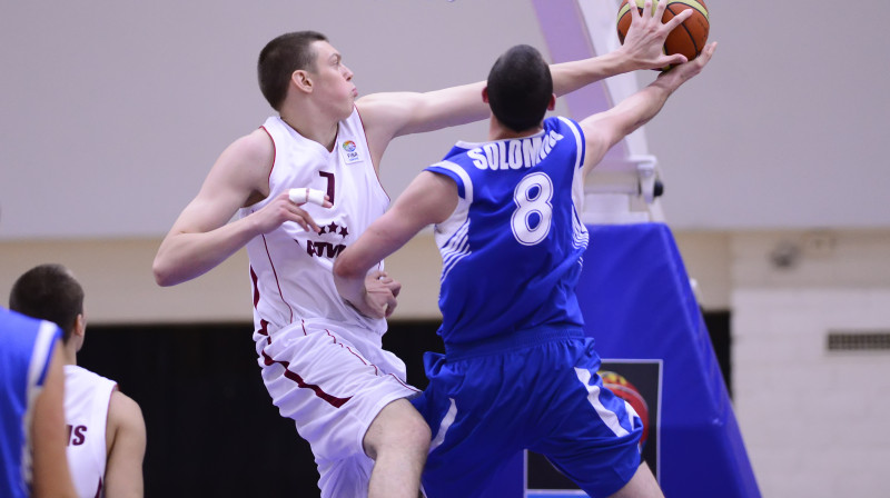 Iļja Gromovs aizsardzībā 
Foto: FIBA Europe