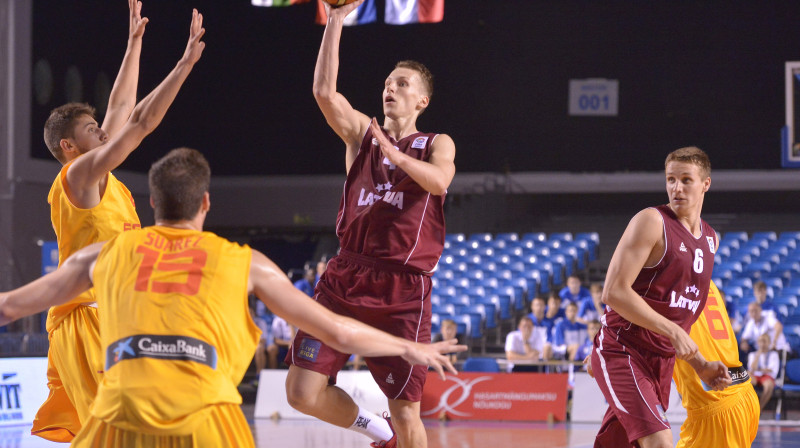 Kaspars Vecvagars: vidēji 20,3 punkti Latvijas U20 izlases pirmajās četrās spēlēs Eiropas čempionātā.
Foto: FIBA Europe