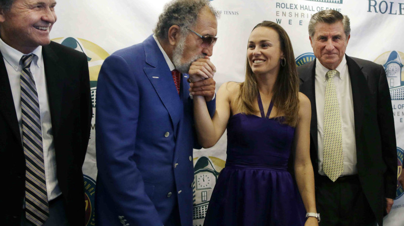 Martina Hingisa ar pārējiem šogad Slavas zālē uzņemtajiem. Hingisas roku skūpsta Jons Cirijaks. Foto: AP/Scanpix