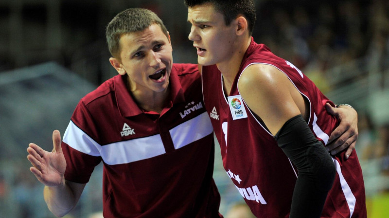 Latvijas U20 izlases galvenais treneris Nikolajs Mazurs instruē uzbrucēju Ivaru Rihardu Žvīguru.
Foto: Romāns Kokšarovs, "Sporta Avīze", f64