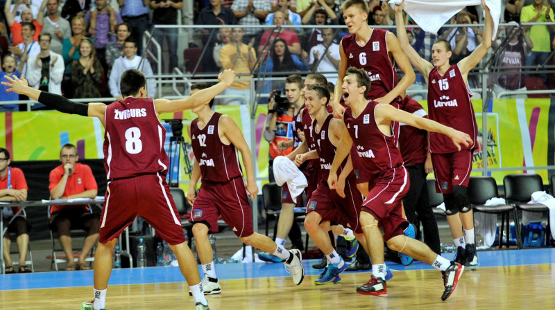 Latvijas U18 izlase svētdien, 28. jūlijā, kļūs par pirmo Latvijas komandu, kura Rīgā spēlēs par Eiropas čempionāta medaļām
Foto: Romāns Kokšarovs, "Sporta Avīze", f64