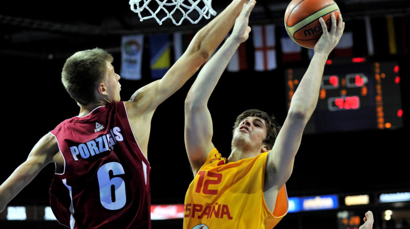 Kristaps Porziņģis: 11 punkti, 15 atlēkušās bumbas un 9 bloķēti metieni Eiropas U18 čempionāta spēlē par trešo vietu
Foto: Romāns Kokšarovs, "Sporta Avīze", f64