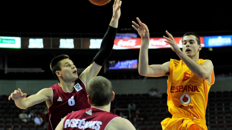 Ivars Žvīgurs un Anžejs Pasečņiks Eiropas čempionāta spēlē pret Spāniju
Foto: Romāns Kokšarovs, "Sporta Avīze", f64