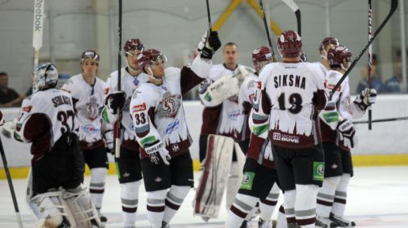 Rīgas "Dinamo" atzīmē uzvaru un pateicas līdzjutējiem
Foto: Romāns Kokšarovs, Sporta Avīze, f64