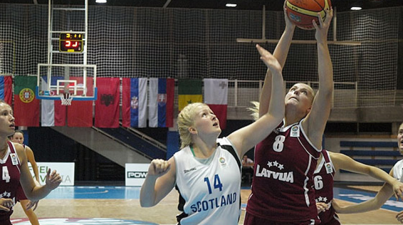 Vineta Bīriņa: 18 punktu un 12 atlēkušo bumbu Latvijas U18 izlases spēlē ar Ungārijas juniorēm.
Foto: FIBAEurope.com