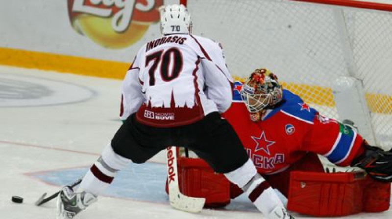 Miks Indrašis guva vienīgos Rīgas "Dinamo" vārtus, taču pēcspēles metienā ripa norāvās un mēģinājums neizdevās
Foto: cska-hockey.ru