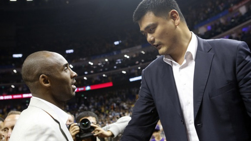 Kobe Braiens Ķīnas apmeklējuma laikā sarunājas ar bijušo "Houston Rockets" centra spēlētāju Jao Minu
Foto: AP/Scanpix