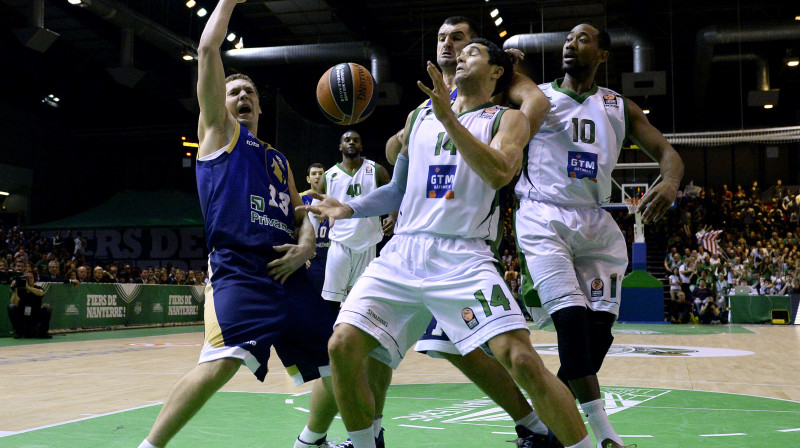 Jānis Strēlnieks cīņā ar "Nanterre" spēlētājiem
Foto: AFP/Scanpix