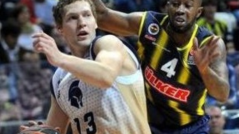 Jānis Strēlnieks cīņā pret "Fenerbahce" aizsargu Bo Makalebu
Foto: AFP/Scanpix