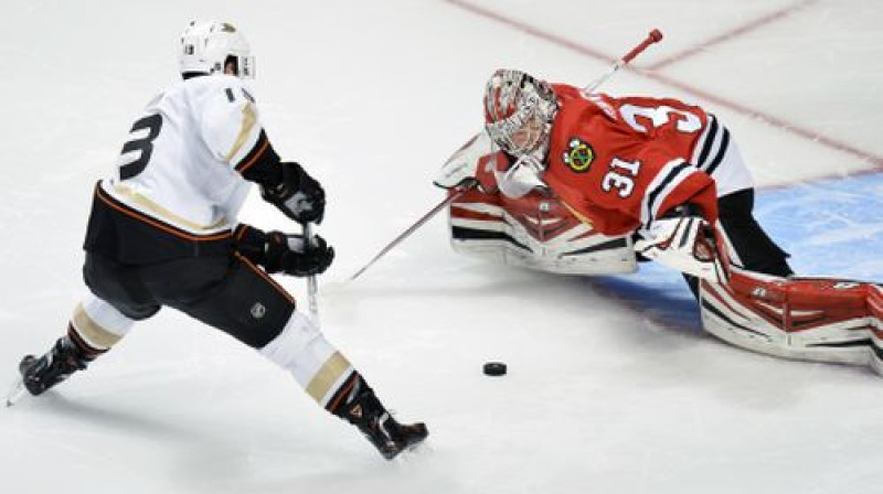 "Ducks" uzbrucējs Niks Bonino pēcspēles metienos pret "Blackhawks" vārtsargu
Foto:AP/Scanpix