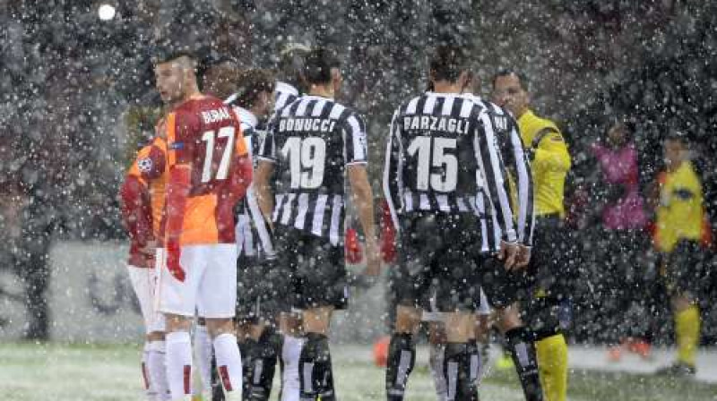 Sniegi sniga putināja...
Tiesnesis apspriežas ar "Galatasaray" un "Juventus".
Foto: AFP/Scanpix