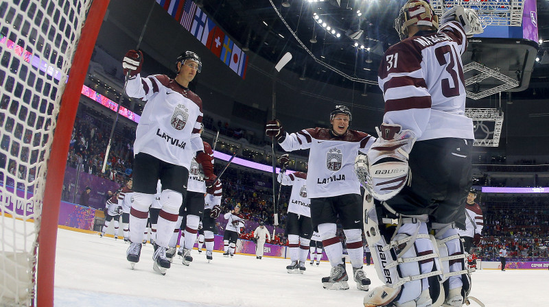 Edgars Masaļskis un Latvijas hokejisti priecājas par uzvaru
Foto: AP/Scanpix