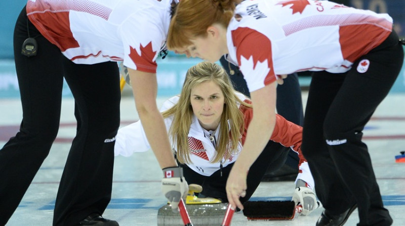 Kanādas kērlingistēm beidzot zelts olimpiskajās spēlēs
Foto: AFP/Scanpix