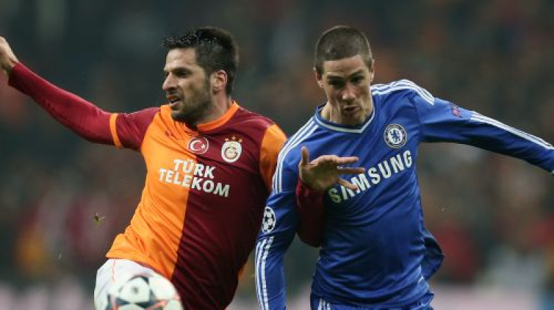 Hakans Balta cīņā ar Fernando Toresu
Foto:AP/Scanpix