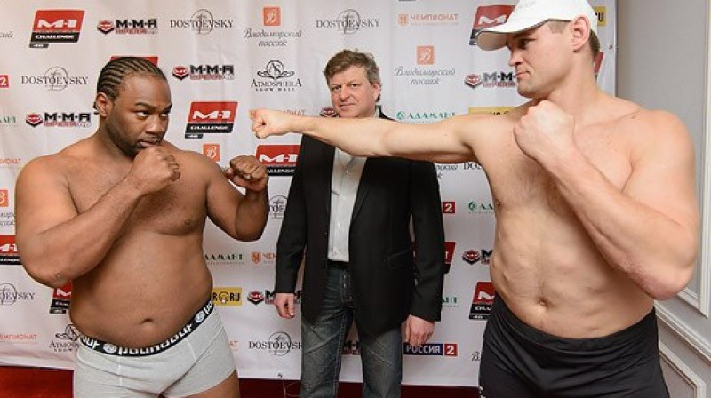 Kenijs Gārners (no kreisās) un Konstantīns Gluhovs pirms viņu revanša cīņas
Foto: mixfight.ru