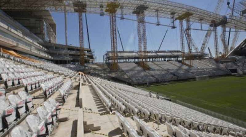 Šādi divarpus mēnešus pirms PK2014 atklāšanas izskatījās Sanpaulu stadions
Foto:AP/Scanpix