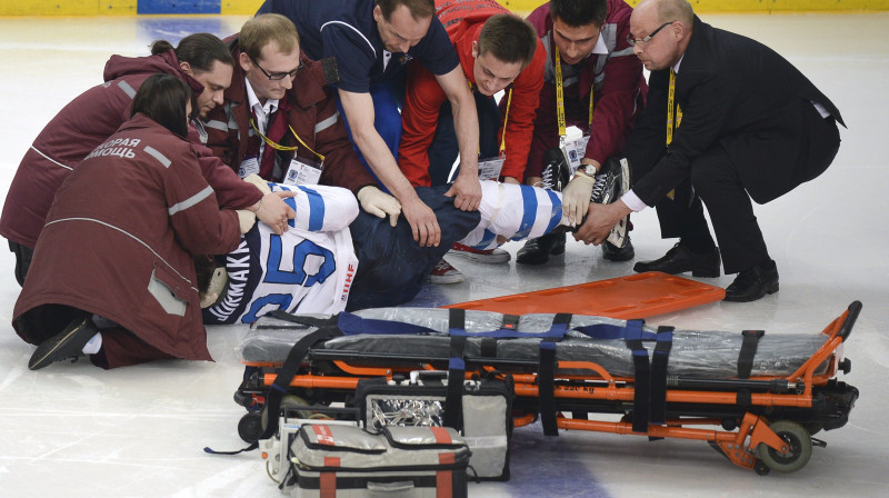 Pekam Jormakam tiek sniegta medicīniskā palīdzība pēc trieciena saņemšanas 
Foto: AFP/Scanpix