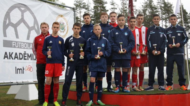 Latvijas U-14 vecuma jeb 2000.gadā dzimušo futbolistu simboliskā izlašu. Foto: Latvijas Futbola federācija