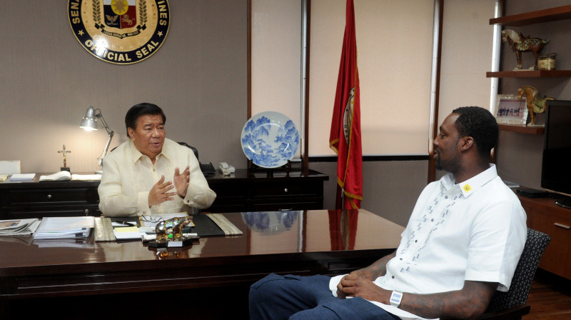 Filipīnu senāta prezidents Frenklins Dilons un Andrejs Blačs 
Foto: AFP/Scanpix