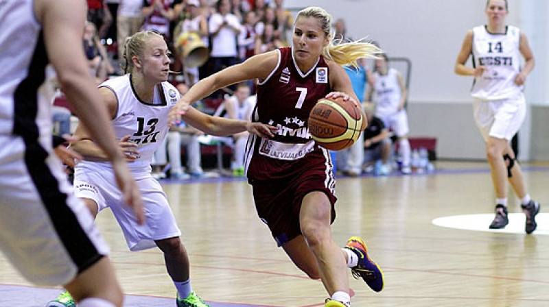 Elīna Babkina: saspēles vadītāja bija viena no galvenajām Latvijas valstsvienības uzvaras kaldinātājām spēlē ar Igauniju Tallinā.
Foto: FIBAEurope.com