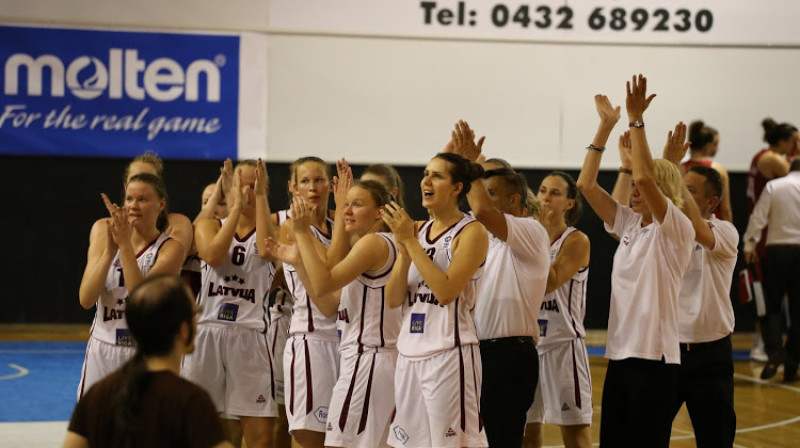 Latvijas U20 izlase pēc uzvaras pār Turciju pateicas līdzjutējiem par atbalstu.
Foto: Jānis Avotnieks