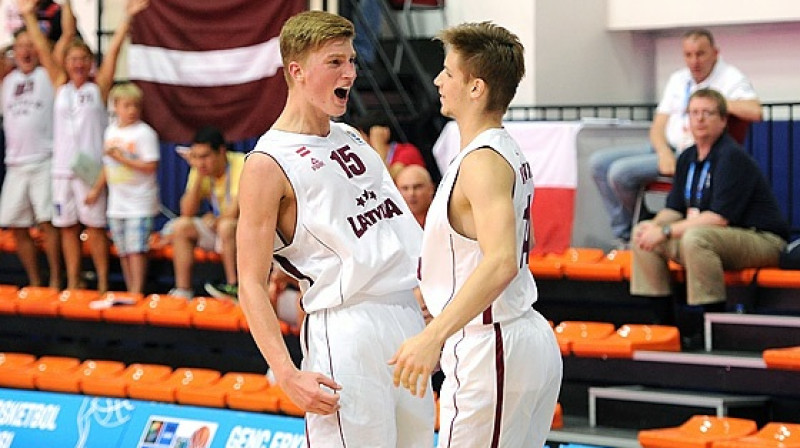 Rinalds Mālmanis (pa kreisi) līksmo par uzvaru
Foto: www.fibaeurope.com