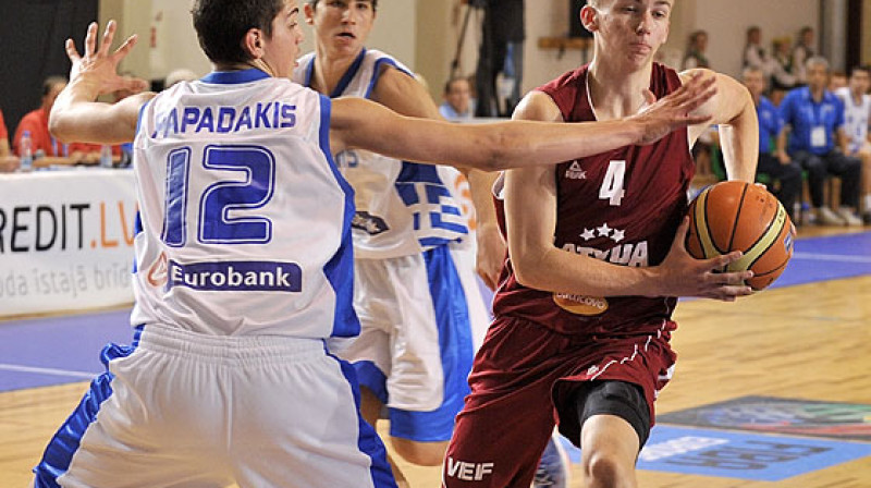 Kristers Zoriks: 19 punktu Latvijas U16 izlases spēlē ar Grieķijas kadetiem.
Foto: FIBAEurope (Romāns Kokšarovs)