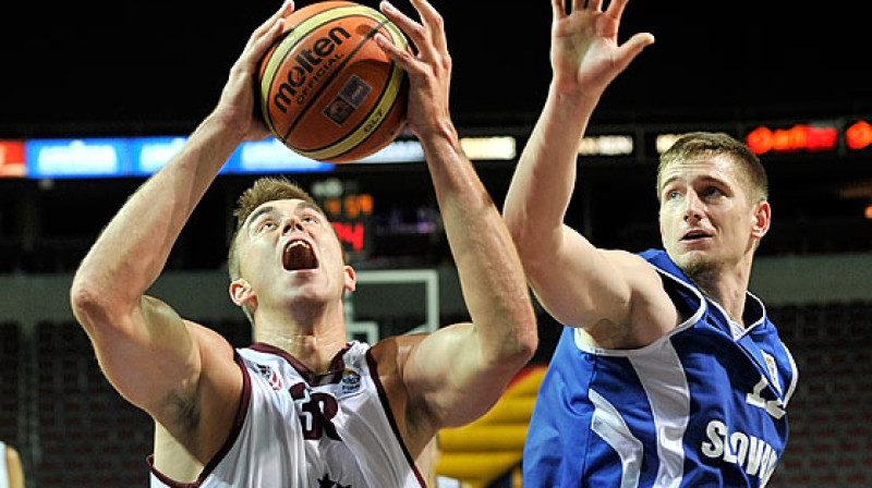 Mārtiņš Meiers un Latvijas valstsvienība: par piekto uzvaru Eiropas čempionāta kvalifikācijas turnīrā.
Foto: FIBAEurope.com (Romāns Kokšarovs)
